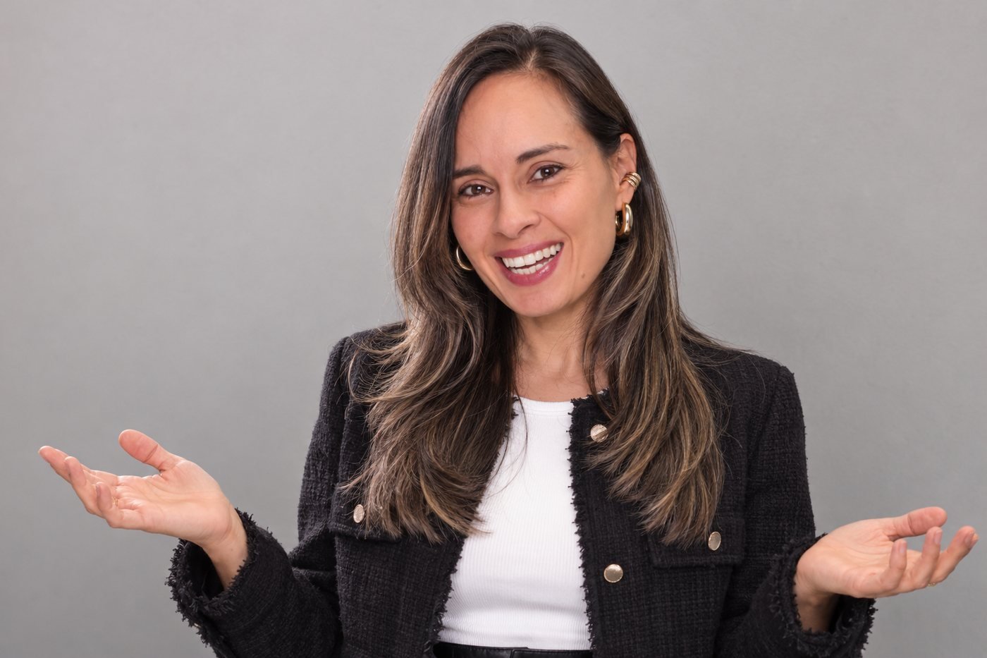 Paula Ledesma sonriendo, señalando su sien con el dedo