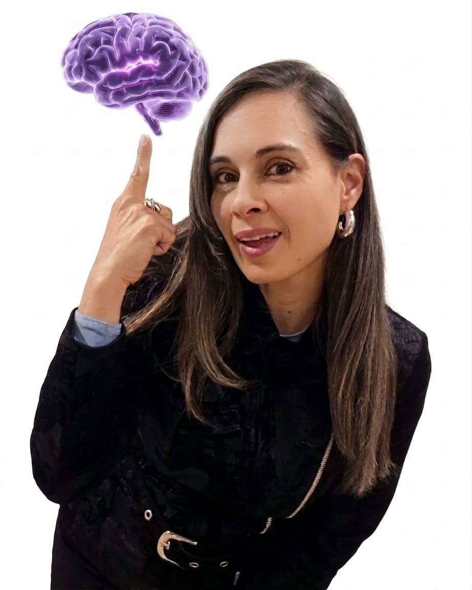 Paula Ledesma explicando un concepto, con una ilustración de un cerebro sobre fondo claro